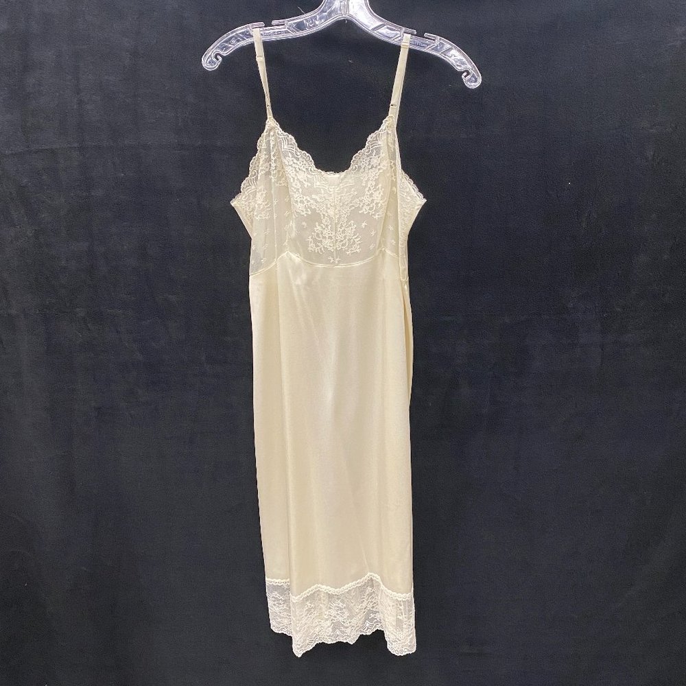 Vanity Fair VINTAGE 1960s 1970s Slip with Lace - Size 34 - Ivory/White